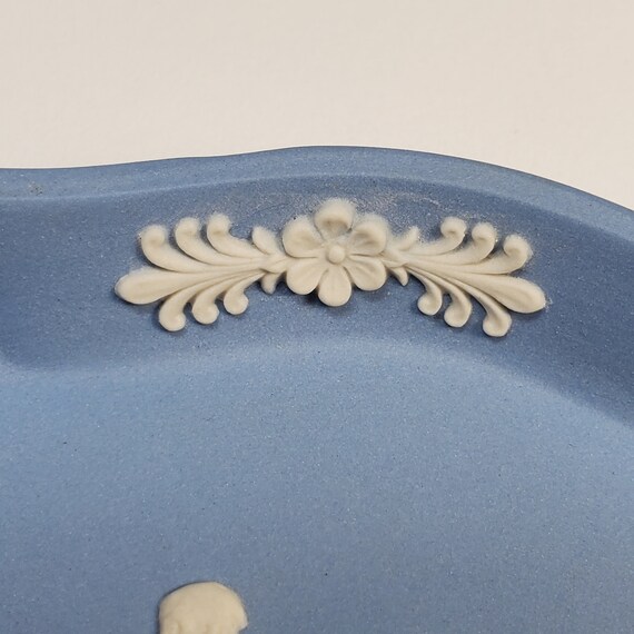 1976 Blue Wedgewood Trinket / Ring Dish - Cherubs… - image 7