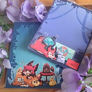 Könnte beinhalten: Zwei illustrierte Karten mit einem skurrilen Thema. Eine Karte zeigt eine schlafende Kreatur mit einem Fernseh-Kopf, die andere zeigt eine Kreatur, die auf einem Hirsch schläft. Das Wort "SMILE" steht auf einem roten Rechteck. Lila Blumen umgeben die Karten.