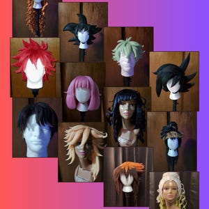 Puede incluir: Un collage de pelucas de cosplay en varios estilos y colores, exhibidas en cabezas de maniquí. La imagen incluye pelucas con cabello rojo, negro, rosa y rubio. El texto en la parte superior dice "WIG COMMISSIONS (FREE QUOTES)" y en la parte inferior "BERRYGOODCOSPLAYWIGS".