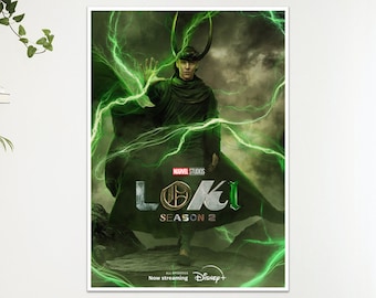 Puede incluir: Un póster enmarcado de la serie de Marvel Studios "Loki" Temporada 2. El póster muestra a un personaje con una capa verde, rodeado de rayos verdes. El título "Loki Temporada 2" se muestra prominentemente, con el logo de Disney+.