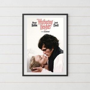 Puede incluir: P&oacute;ster enmarcado de la pel&iacute;cula "Cumbres Borrascosas" con Margot Robbie y Jacob Elordi. El p&oacute;ster muestra una escena rom&aacute;ntica de dos personas bes&aacute;ndose. El t&iacute;tulo est&aacute; en una fuente estilizada.