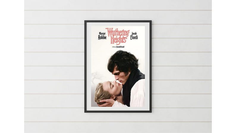 Puede incluir: P&oacute;ster enmarcado de la pel&iacute;cula "Cumbres Borrascosas" con Margot Robbie y Jacob Elordi. El p&oacute;ster muestra una escena rom&aacute;ntica de dos personas bes&aacute;ndose. El t&iacute;tulo est&aacute; en una fuente estilizada.