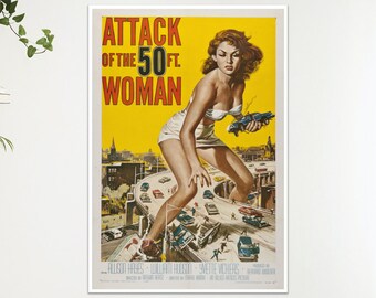 Puede incluir: Un póster de película enmarcado de "Attack of the 50 Foot Woman" presenta a una mujer gigante que se alza sobre una autopista de la ciudad, aplastando coches. El póster tiene un fondo amarillo con texto rojo y blanco. La mujer lleva un atuendo blanco.
