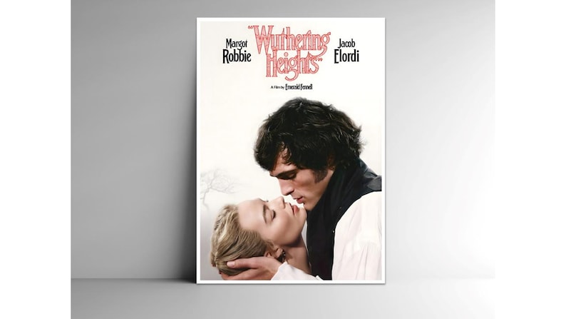 Puede incluir: Un cartel de la pel&iacute;cula "Cumbres Borrascosas" con Margot Robbie y Jacob Elordi. El p&oacute;ster muestra un primer plano de un hombre y una mujer bes&aacute;ndose. El t&iacute;tulo est&aacute; en una fuente estilizada, con los nombres de los actores encima.