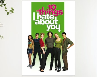Peut inclure: Affiche du film "10 Things I Hate About You" avec un titre vert et rose. L'image présente six jeunes gens vêtus de tenues décontractées. Le fond est blanc.