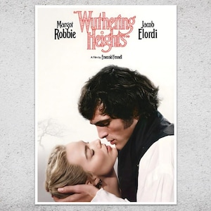 Puede incluir: Cartel de la pel&iacute;cula "Cumbres Borrascosas" con Margot Robbie y Jacob Elordi. El p&oacute;ster muestra un primer plano de los actores en un abrazo rom&aacute;ntico. El t&iacute;tulo est&aacute; en una fuente estilizada, con el nombre del director debajo.