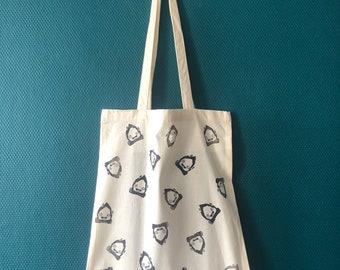 Linograbado sobre ToteBag Calcifer y Jiji - Impresión manual. Linograbado sobre ToteBag Calcifer y Jiji - Impresión manual.