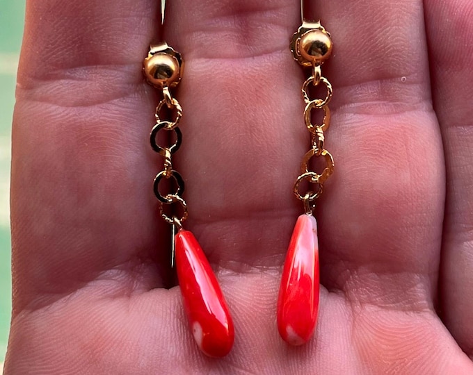 orecchini pendenti corallo, momo coral, elegante, pendente in corallo, regalo per lei, estate 2025, moda mare, gioiello incantevole