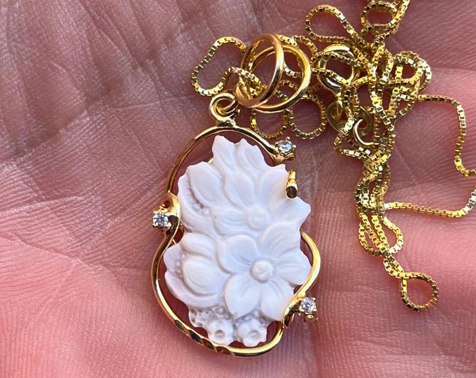 Daisy gold cameo pendant, Italian cameos, Women's jewelry, shell cameo pendant, cameo pendant, camafeo
