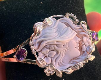 Handmade Shell Cameo Bracelet: Vintage Goddess of Luck Charm