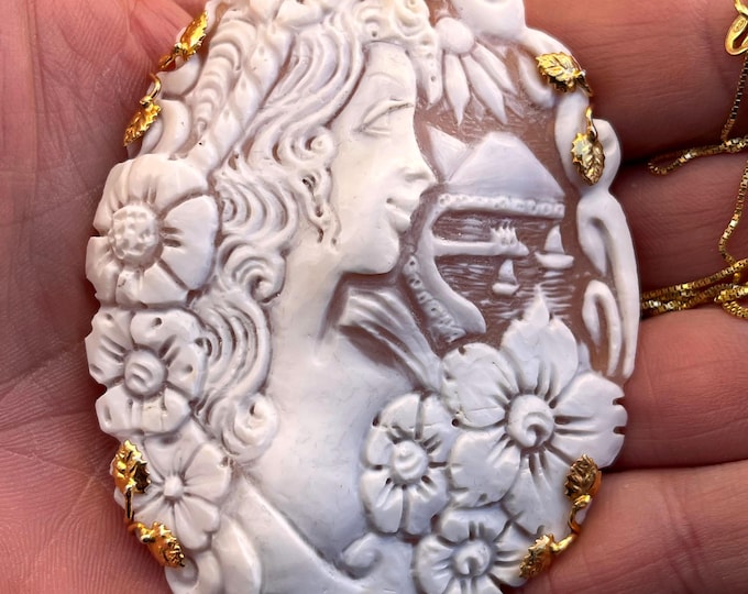 Ciondolo cammeo conchiglia donna Vesuvio Napoli 60x40 mm | Argento 925 placcato oro 18k | gioiello artigianale Torre del Greco