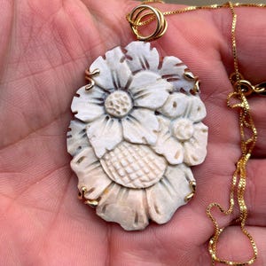 Handskuret snäckskal-prästkrage-cameo-hänge, 18k guld sterlingsilver, italienska blommiga smycken bild 1