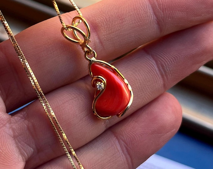 Dainty necklace, Comma necklace, Pendant necklace, Charm necklace, 18K gold necklace, Gift for her, real Red Coral, Made in Italy