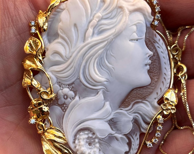 Cameo Pendant Gift, Exclusive Necklace, Vintage Style Charm, Unique Jewelry Gift, Special Gift for Her