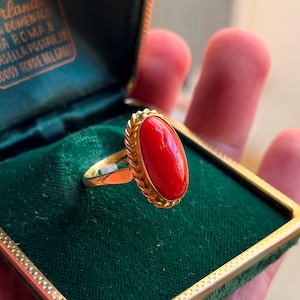 Bague en corail rouge Aka – or 18 carats et argent sterling vermeil, talisman réglable