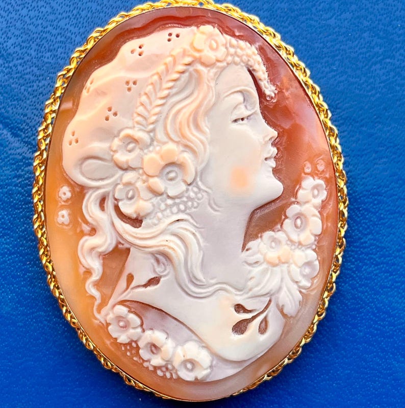 Collana cammeo artigianale stile fantasy, regalo per lei, gioiello femminile esclusivo image 1