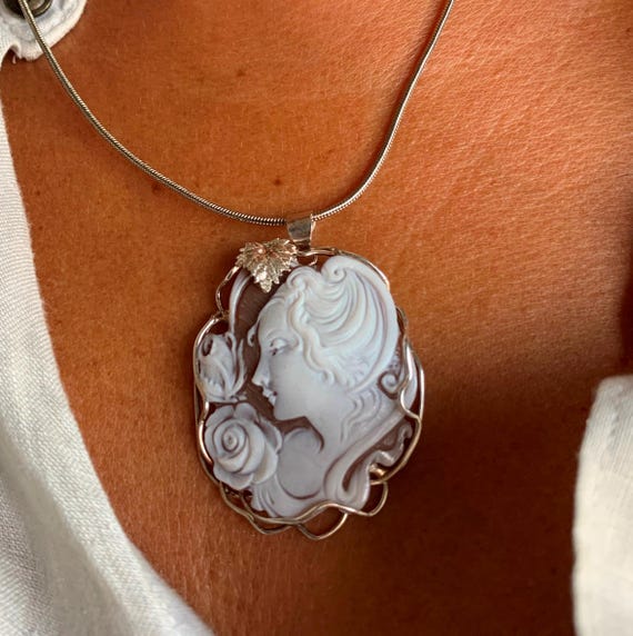 cammeo ciondolo vittoriano del 1880 in Argento 925 raffigurante donna fiori natura