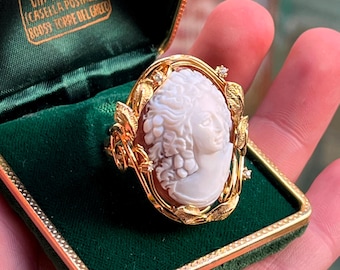 Anello con cammeo in conchiglia fatto a mano: gioiello elegante scolpito