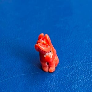 Sculpture corallo artigianale fabriquée en Italie, decorazione unica per casa, complemento d'arredo originale Cane in miniatura scolpita a mano