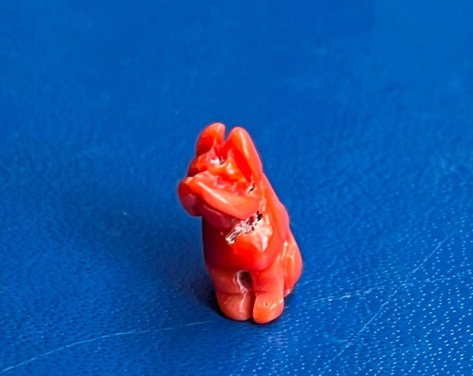 Scultura corallo artigianale made in Italy, decorazione unica per casa, complemento d'arredo originale Cane in miniatura scolpita a mano