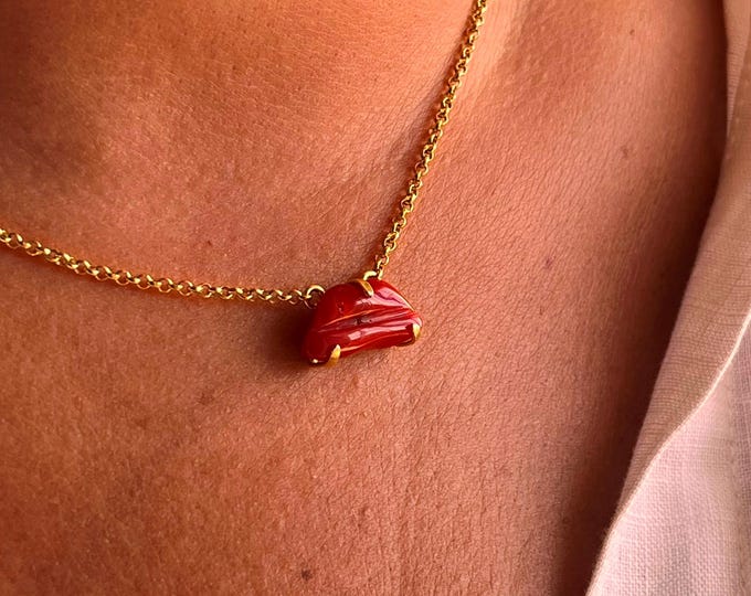Ciondolo collana bocca corallo made in italy labbra gioiello per lei donna elegante raffinata moda 2025 tendenza
