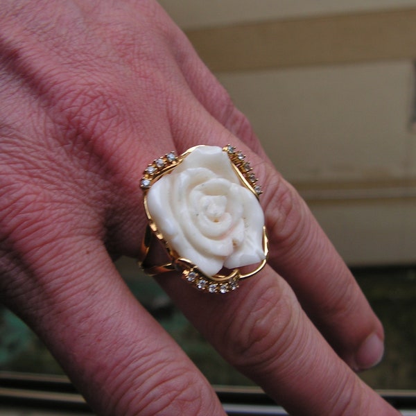 Anello Fiore Corallo Rosa Naturale scolpito a mano made in itali Cameo Coral gioiello unico irripetibile