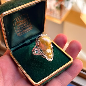 Anello con perla dorata, anello con perla barocca fatto a mano, gioiello autunnale, regalo per lei, gioiello unico, occasione speciale