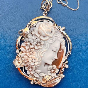Cadeau avec pendentif camée sculpté, bijoux personnalisés, déesse flore, breloque femme Renaissance, breloque fleurs exclusives