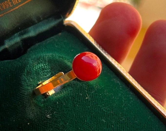 Dark red coral gemstone ring, oval button cabochon, 18k yellow gold, adjustable