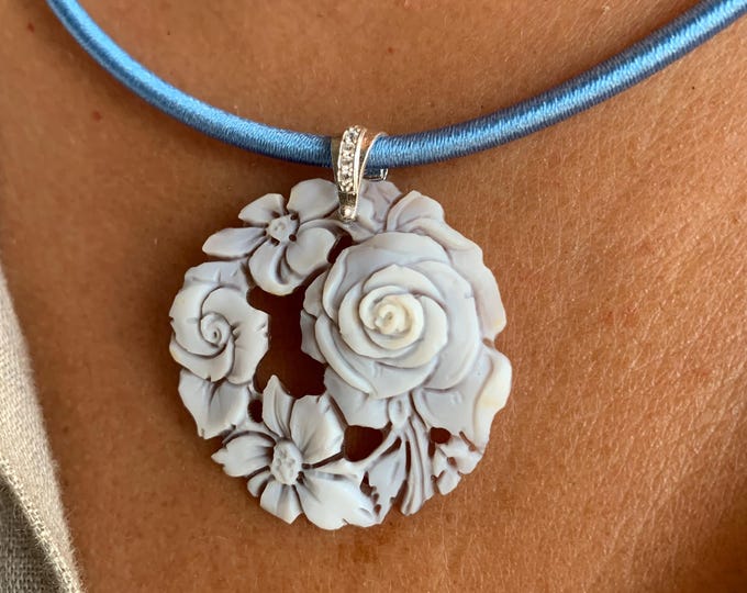 Cammeo Floreale Artigianale con Fiori, Gioiello Vintage, Regalo Unico, Collana Elegante, Stile Floreale
