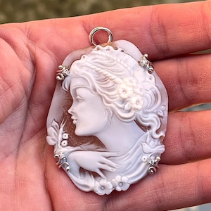 Cammeo in conchiglia intagliato di qualità museale, inciso a mano, autentico, fatto a mano, fiori femminili naturali