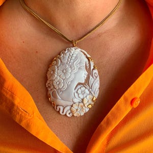 Ciondolo cammeo conchiglia marina scolpito a mano made in italy profilo femminile stile Romano Impero Antico
