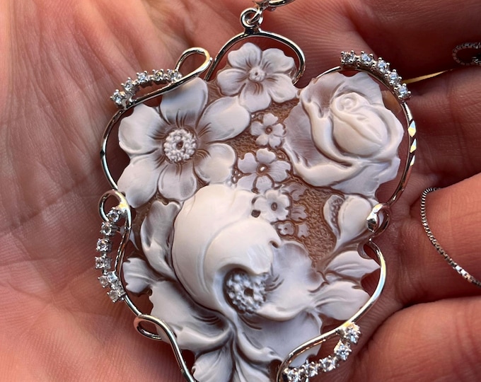 Ciondolo cammeo conchiglia fiori scolpito a mano argento 925 rodiato cristalli Made in Italy