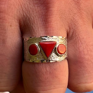 Herrring i äkta korall, bred silverring, triangel i mitten, spirituell