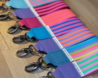 Design your own colorful lanyard from durable webbing – with a colored leather end, carabiner & key ring.