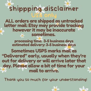 K&ouml;nnte beinhalten: Hellgr&uuml;ner Hintergrund mit wei&szlig;en G&auml;nsebl&uuml;mchen-Akzenten und Text mit der Aufschrift "shippping disclaimer USA only". Der Text erkl&auml;rt die Versanddetails, einschlie&szlig;lich unversicherter Briefpost und gesch&auml;tzter Lieferzeiten.