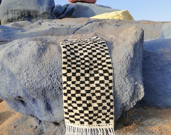 Handgjord marockansk ullmatta – svartvit schackrutig, Taznakht berbermatta (60 x 142 cm)