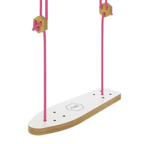 NUKI SKATEBOARD Swing white with pink rope. Swing for kids. Schaukel shops für Kinder. balançoire pour enfants. altalena per bambini. columpio