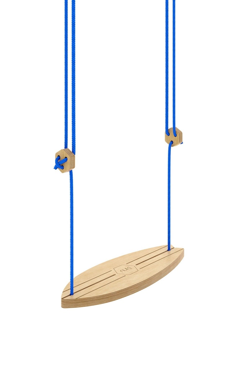 NUKI SURFBOARD Swing natural birch with blue rope. Swing for kids. Schaukel für Kinder. balançoire pour enfants. altalena per bambini.
