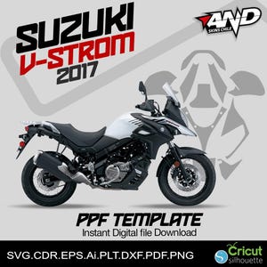 Puede incluir: Una motocicleta Suzuki V-Strom 2017 blanca con detalles negros. La motocicleta está sobre un fondo blanco con un diseño gráfico gris y blanco en el fondo. El texto "AND SKINS CHILE" está en rojo y blanco sobre un fondo negro. El texto "PPF TEMPLATE Descarga instantánea de archivos digitales SVG.CDR.EPS.Ai.PLT.DXF.PDF.PNG" está en negro sobre un fondo blanco. El texto "Cricut silhouette" está en verde y blanco sobre un fondo negro.
