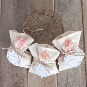 Sacchetti portaconfetti, bomboniere, sacchetti in tessuto e fiori secchi per nascita,battesimo,  prima comunione,  cresima, nozze;confettata