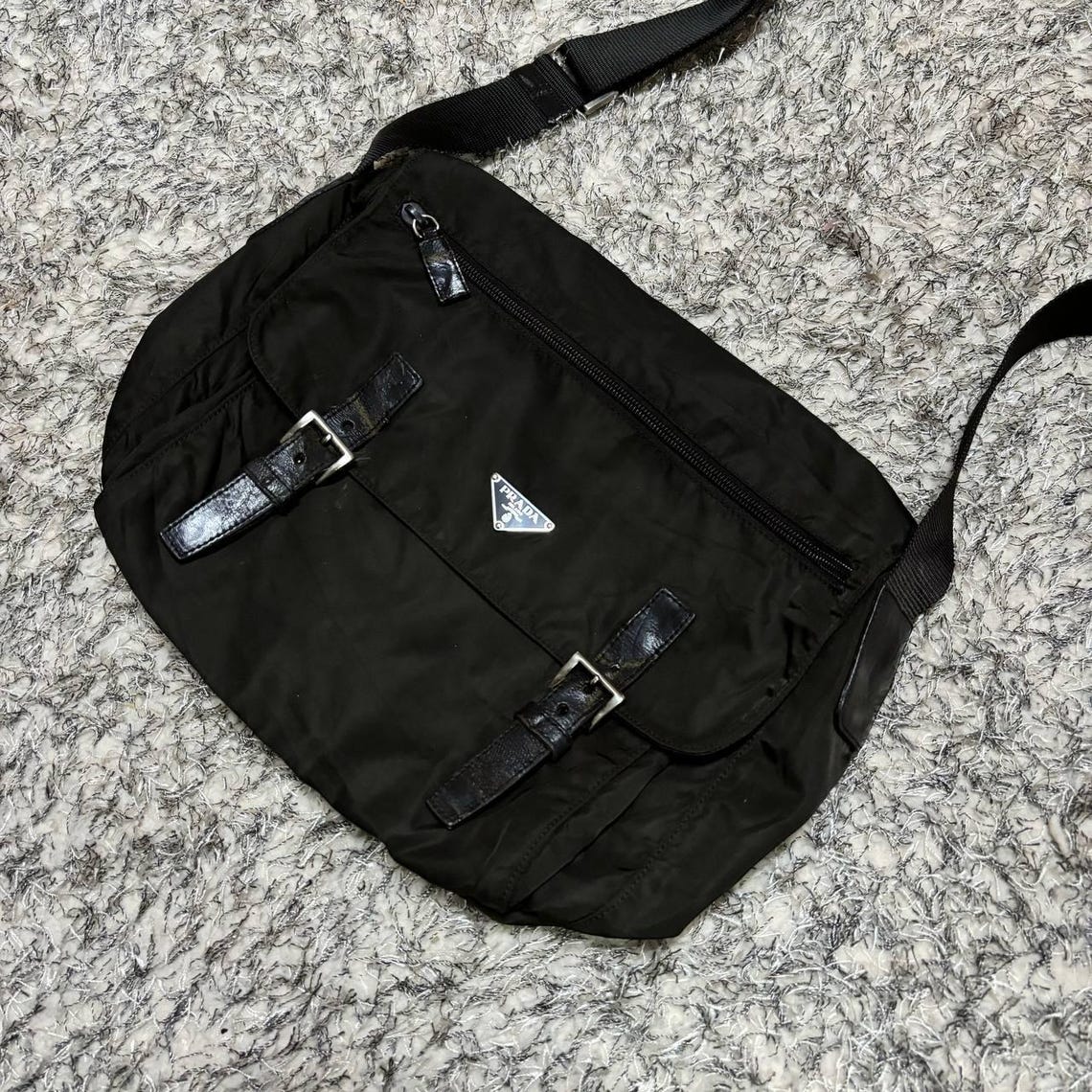 Vintage Prada Vela Nylon Messenger Bag Black Crossbody Utility Pouch Y2K 90s Designer Luxury Shoulder Bag Unisex Work Travel Luxury Gift, foto 4 di 5