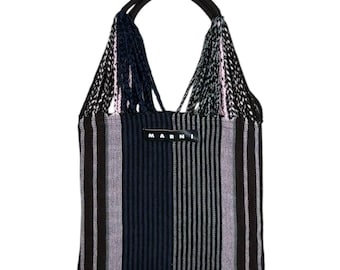 Nieuwe Marni Market Hammock Bag met blauwe en roze strepen | Authentieke handgemaakte gebreide schoudertas uit Colombia | Designer zomerse strandtas in boho-stijl
