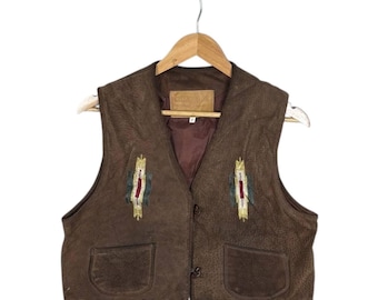 Chaleco de cuero Chevignon vintage de los 90, estilo suroeste, chaleco de gamuza bordado, marrón, estilo vaquero, motero, estilo boho, diseño azteca, talla F para hombre.
