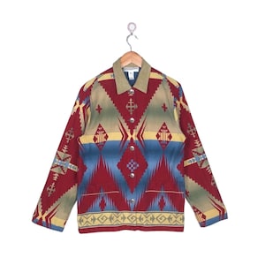 Könnte beinhalten: Eine rot, blau und gelb gemusterte Jacke mit Knopfleiste. Die Jacke hat ein südwestliches Design.