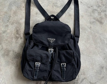 Vintage Prada zwarte nylon rugzak jaren 90 Tessuto kleine rugzak klassieke it-bag middelgrote reisschooltas driehoek logo authentiek wit label 59