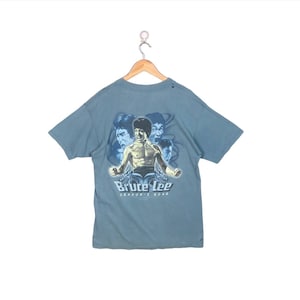 Camiseta vintage de Bruce Lee de los años 90 con el rugido del dragón destruido