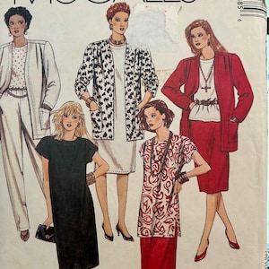Peut inclure: Un patron de couture mettant en scène cinq femmes portant différentes tenues. Le patron est pour McCall's Easy et comprend des instructions pour réaliser une robe noire, une robe à motifs rouge et blanc, une jupe et une veste rouges, une veste et un pantalon blancs, et une veste et une robe à motifs noir et blanc.