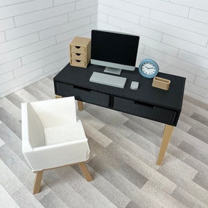 Puede incluir: Mini escritorio negro con dos cajones, una computadora, teclado, ratón y un pequeño organizador beige. Un reloj azul claro y un mueble de tres cajones beige están sobre el escritorio. Una silla blanca con patas beige está frente al escritorio.