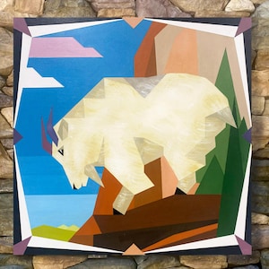 Peut inclure: Une peinture de style géométrique représentant une chèvre de montagne blanche debout sur un rebord rocheux. L'arrière-plan est un ciel bleu avec des nuages blancs et une chaîne de montagnes verte. La peinture est encadrée dans un cadre noir avec une bordure blanche.